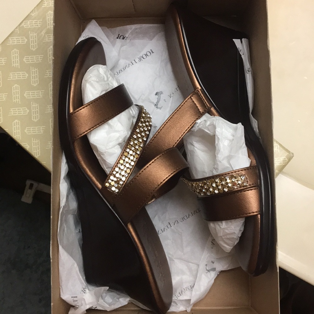 Italian Shoemakers size 8B bronze wedges